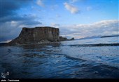 صخره "قالا داشی" از شگفتیهای طبیعی سواحل دریاچه ارومیه+تصاویر