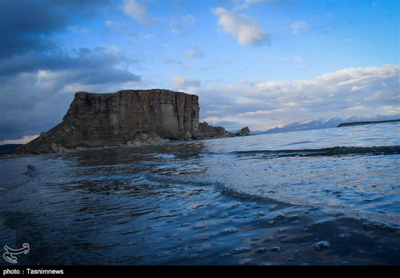 صخره &quot;قالا داشی&quot; از شگفتی‌های طبیعی سواحل دریاچه ارومیه+تصاویر