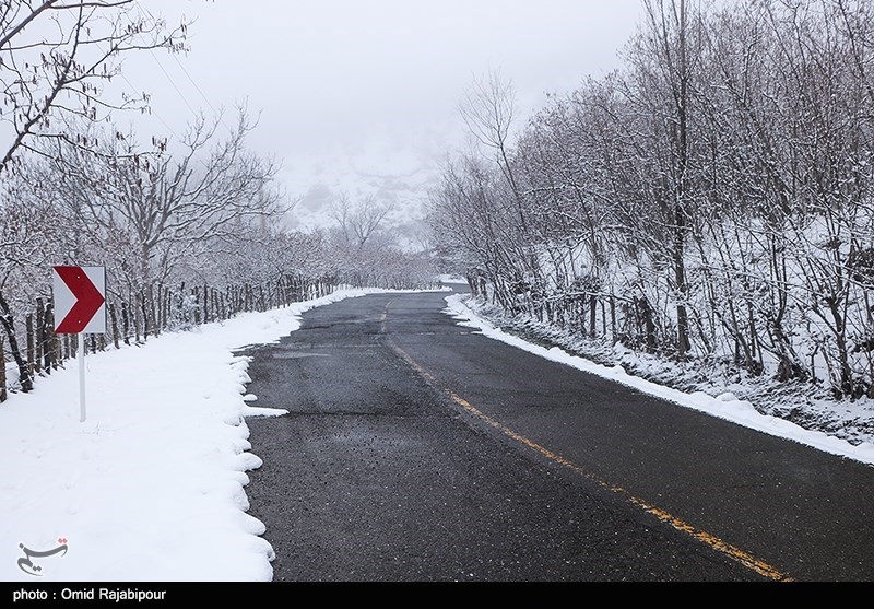 سیستان و بلوچستان| بارش برف مسیر تمندان- سردریا را مسدود کرد