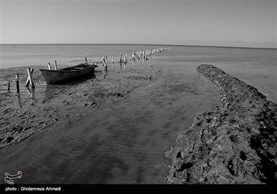 صیادان گلوگاه برای دسترسی به دریا یک کانال کم عمق را درست کرده اند.