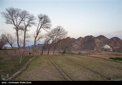 روستای خرانق در ناحیه کوهستانی استان یزد واقع شده است و هوای بسیار خنک‌تری نسبت به یزد دارد. امروزه دارای دو بخش جدید و قدیم است که جمعیت روستا امروز در بخش جدید ساکن است
