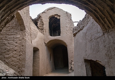 روستای خرانق در ناحیه کوهستانی استان یزد واقع شده است و هوای بسیار خنک‌تری نسبت به یزد دارد. امروزه دارای دو بخش جدید و قدیم است که جمعیت روستا امروز در بخش جدید ساکن است