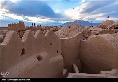 این قلعه ۳ طبقه خشت و گلی که ۷۷۹۰ مترمربع مساحت دارد و در روستای سریزد از توابع مهریز استان یزد واقع شده‌ بنایی با کاربری حکومتی و دفاعی بوده‌است اما این قلعه ویژگی منحصر به فردی دارد.