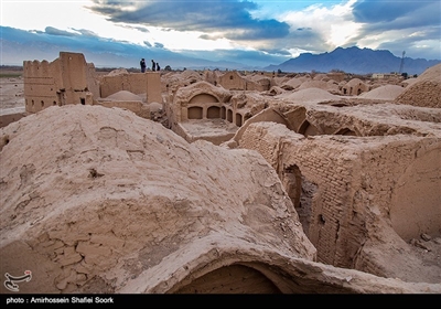 روستایی که آثار تاریخی شگفت‌انگیزی را در خود جای داده،از جمله قلعه سریزد که با معماری منحصر به فرد خود قدیمی‌ترین صندوق امانات لقب گرفته‌است.این قلعه ۳ طبقه خشت و گلی که ۷۷۹۰ مترمربع مساحت دارد و در روستای سریزد از توابع مهریز استان یزد واقع شده‌ بنایی با با کاربری حکومتی و دفاعی بوده است .