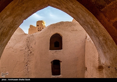 این بنا ۴۶۸ حجره دارد که هر کدام از آنها متعلق به یک خانواده بوده تا اشیاء با ارزش خود را در آن نگهداری کنند و در هنگام هجوم دشمن نیز در این حجره‌ها پناه بگیرند بنابراین قلعه سریزد در واقع به عنوان قدیمی‌ترین صندوق امانات بانکی تاریخ شناخته‌ می‌شود.