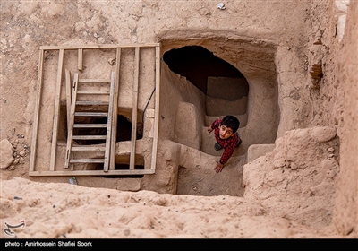 این بنا ۴۶۸ حجره دارد که هر کدام از آنها متعلق به یک خانواده بوده تا اشیاء با ارزش خود را در آن نگهداری کنند و در هنگام هجوم دشمن نیز در این حجره‌ها پناه بگیرند بنابراین قلعه سریزد در واقع به عنوان قدیمی‌ترین صندوق امانات بانکی تاریخ شناخته‌ می‌شود.