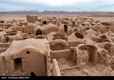 این قلعه ۳ طبقه خشت و گلی که ۷۷۹۰ مترمربع مساحت دارد و در روستای سریزد از توابع مهریز استان یزد واقع شده‌ بنایی با کاربری حکومتی و دفاعی بوده‌است اما این قلعه ویژگی منحصر به فردی دارد.