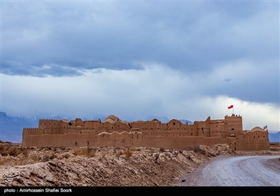 این قلعه ۳ طبقه خشت و گلی که ۷۷۹۰ مترمربع مساحت دارد و در روستای سریزد از توابع مهریز استان یزد واقع شده‌ بنایی با کاربری حکومتی و دفاعی بوده‌است اما این قلعه ویژگی منحصر به فردی دارد.