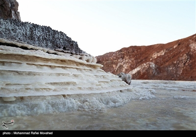 گنبد نمکی قم که در فاصله 20 کیلومتری غرب شهر قرار گرفته، به عنوان بزرگترین گنبد نمکی کشور و یکی از جاذبه های ژئوتوریسمی (زمین گردشگری) ایران به شما میرود که از لحاظ متقارن بودن و نیز وجود دریاچه ای در میانه خود، در جهان منحصر به فرد می باشد.