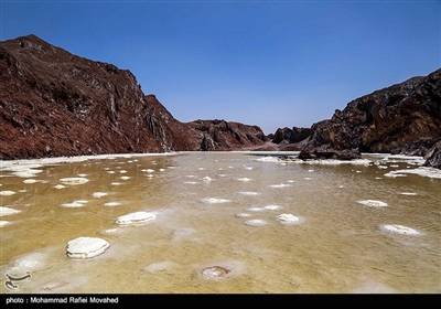 گنبد نمکی قم که در فاصله 20 کیلومتری غرب شهر قرار گرفته، به عنوان بزرگترین گنبد نمکی کشور و یکی از جاذبه های ژئوتوریسمی (زمین گردشگری) ایران به شما میرود که از لحاظ متقارن بودن و نیز وجود دریاچه ای در میانه خود، در جهان منحصر به فرد می باشد.