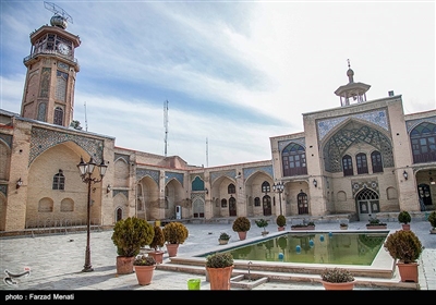 مسجد عمادالدوله کرمانشاه در محله قدیمی فیض آباد، در طرف غرب بازار زرگرها و ضلع غربی خیابان مدرس، در سال 1285 هجری قمری توسط امام قلی میرزا عمادالدوله، والی غرب و سرحددار عراقین احداث شده است