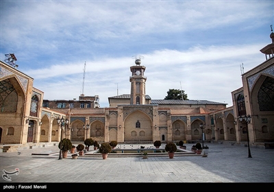 ورودی اصلی مسجد از طریق ایوان شرقی است که با در چوبی بزرگی به راسته زرگرها مرتبط می شود. بر اساس روایت های موجود، درب چوبی مزبور، از حرم حضرت علی (ع) به این مسجد منتقل شده و بدین جهت، به بقای شاه نجف مشهور گردیده است. 