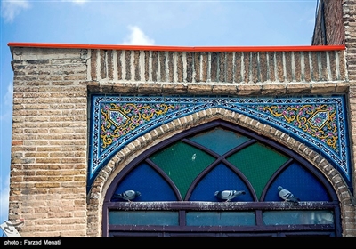 ورودی اصلی مسجد از طریق ایوان شرقی است که با در چوبی بزرگی به راسته زرگرها مرتبط می شود. بر اساس روایت های موجود، درب چوبی مزبور، از حرم حضرت علی (ع) به این مسجد منتقل شده و بدین جهت، به بقای شاه نجف مشهور گردیده است. 