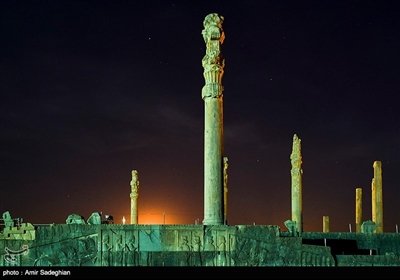 مجموعه‌ی تاریخی تخت جمشید، در مرکز استان فارس و ۵۵ کیلومتری شمال شرقی شهر شیراز قرار گرفته است.