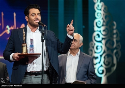 تندیس و لوح جشنواره در بخش اجرای مسابقه به محمدرضا گلزار برای اجرای مسابقه برنده باش رسید.