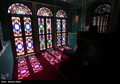 حوضخانه نیز بعنوان نگارخانه هنرمندان اسلامی ایرانی استفاده می شود که در آن هنرمندان می توانند آثار خود را عرضه کنند. شاه نشین این خانه به موزه اختصاص یافته که آثار موزه نیز به دو بخش آثار فاخر و غیر فاخر تقسیم می شوند.