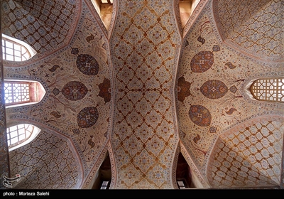این بنا پس از انتقال پایتخت از قزوین به اصفهان توسط شاه عباس اول بین سالهای ۹۷۳ تا ۹۷۷ خورشیدی بعنوان مقر و دولتخانه حکومتی سلاطینصفوی شروع به ساخت شد.
