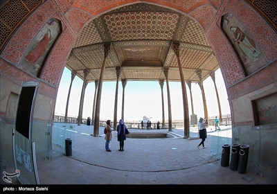 این بنا پس از انتقال پایتخت از قزوین به اصفهان توسط شاه عباس اول بین سالهای ۹۷۳ تا ۹۷۷ خورشیدی بعنوان مقر و دولتخانه حکومتی سلاطینصفوی شروع به ساخت شد.