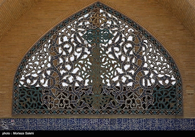 مسجد حکیم از آخرین آثار دوره صفوی است و با نگاهی معمارانه، به سبب نمایش شکوهمند طرح چهار ایوانی در مقیاسی بزرگ و داشتن آجرکاری، کاشی‌کاری، گره‌کشی و به‌ویژه خط بنّایی، در زمره آثار برجسته آن دوران، در خور ارزیابی است