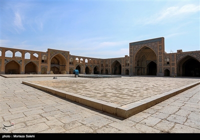 این بنا که مانند بسیاری از بناهای دوره صفویه از آجر ساخته شده از نوع مساجد چهار ایوانی است.