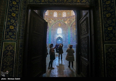 مسجد شیخ لطف‌الله به فرمان شاه عباس اول در مدت هجده سال بنا شده و در ضلع شرقی میدان نقش جهان و مقابل عمارت عالی‌قاپو و در همسایگی مسجد امام واقع شده است. 