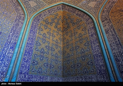 این مسجد شاهکاری از معماری و کاشی‌کاری قرن یازدهم هجری است که توسط استاد محمدرضا اصفهانی از معماران نامدار آن دوره ساخته شده‌است. 