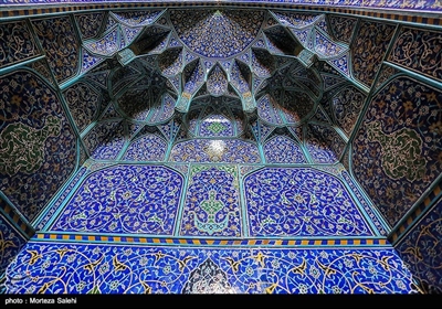 این مسجد شاهکاری از معماری و کاشی‌کاری قرن یازدهم هجری است که توسط استاد محمدرضا اصفهانی از معماران نامدار آن دوره ساخته شده‌است. 
