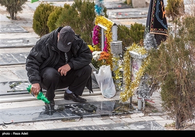مردم تبریز در آخرین پنجشنبه سال ۹۷ طبق سنت هر ساله، به زیارت درگذشتگان خود رفتند.