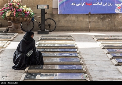 مردم تبریز در آخرین پنجشنبه سال ۹۷ طبق سنت هر ساله، به زیارت درگذشتگان خود رفتند.