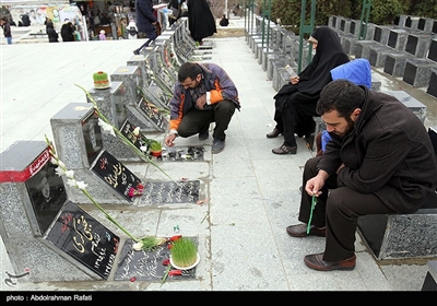 مردم همدان در آخرین پنجشنبه سال ۹۷ طبق سنت هر ساله، به زیارت درگذشتگان خود رفتند. 