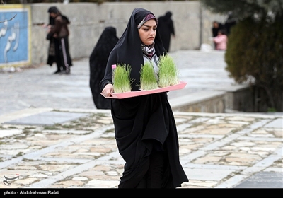 مردم همدان در آخرین پنجشنبه سال ۹۷ طبق سنت هر ساله، به زیارت درگذشتگان خود رفتند. 