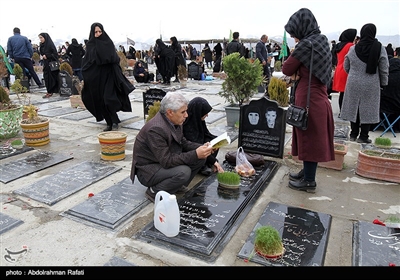 مردم همدان در آخرین پنجشنبه سال ۹۷ طبق سنت هر ساله، به زیارت درگذشتگان خود رفتند. 