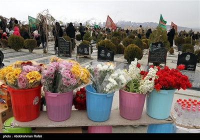 مردم همدان در آخرین پنجشنبه سال ۹۷ طبق سنت هر ساله، به زیارت درگذشتگان خود رفتند. 