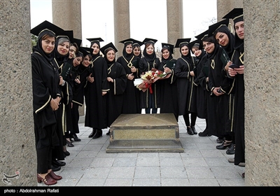 جشن فارغ التحصیلی دانشجویان دانشگاه علوم پزشکی همدان در کنار آرامگاه حکیم ابوعلی سینا