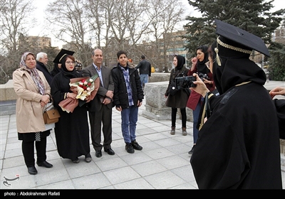 جشن فارغ التحصیلی دانشجویان دانشگاه علوم پزشکی همدان در کنار آرامگاه حکیم ابوعلی سینا