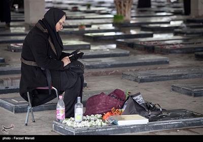 مردم کرمانشاه در آخرین پنجشنبه سال ۹۷ طبق سنت هر ساله، به زیارت درگذشتگان خود رفتند. 