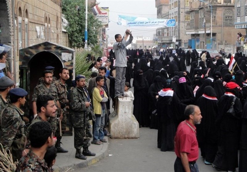 یمن میں سعودی اتحادی افواج کے مظالم کے خلاف ہزاروں خواتین کا مظاہرہ، آل سعود کے خلاف سخت نعرہ بازی