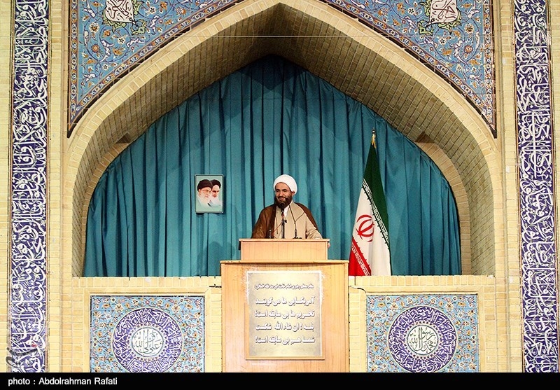 امام جمعه همدان: مردم با خرید کالای ایرانی به جنگ دشمن بروند