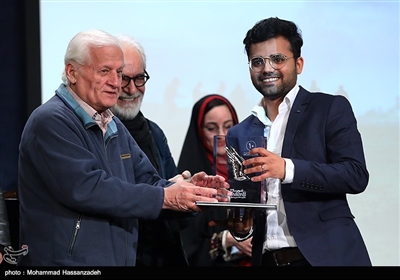 تقدیر از حسین حیدرپور عکاس خبرگزاری تسنیم برگزیده برگزیدگان ده سال جایزه جوانان زیر 25 سال در بخش خبری