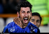 شادی مرتضی تبریزی پس از به ثمر رساندن گل برتری تیم استقلال از روی نقطه پنالتی