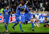 شادی مرتضی تبریزی پس از به ثمر رساندن گل برتری تیم استقلال از روی نقطه پنالتی