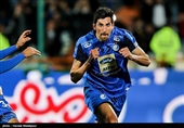 شادی مرتضی تبریزی پس از به ثمر رساندن گل برتری تیم استقلال از روی نقطه پنالتی