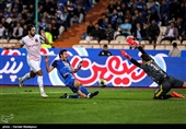 دیدار تیم‌های فوتبال استقلال تهران و نساجی مازندران