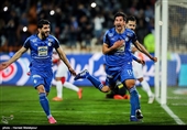 شادی مرتضی تبریزی پس از به ثمر رساندن گل برتری تیم استقلال از روی نقطه پنالتی