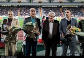 تقدیر از پیشکسوتان و خانواده شهدا پیش از آغاز دیدار تیم‌های فوتبال استقلال تهران و نساجی مازندران