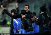شادی مرتضی تبریزی و دیگر بازیکنان تیم فوتبال استقلال پس از پیروزی مقابل نساجی مازندران