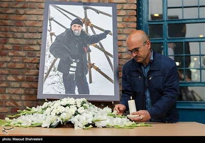 ادای احترام جامعه عکاسی به مرحوم عباس عطار در محوطه خانه هنرمندان ایران