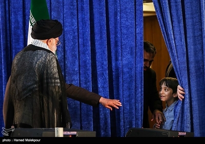 نوه‌ی مقام معظم رهبری در پایان مراسم بیست و نهمین سالگرد ارتحال امام خمینی(ره) منتظر دیدار با پدربزرگ خود است.