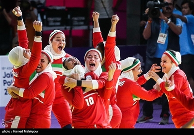 شادی بازیکنان تیم ملی کبدی زنان ایران پس از پبروزی مقابل هند و قهرمانی در بازی‌های آسیایی ۲۰۱۸ اندونزی