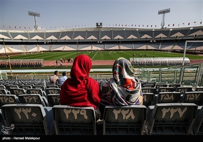 حضور دو خبرنگار خانم در تمرین تیم ملی فوتبال ایران - ورزشگاه آزادی
